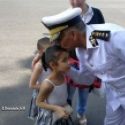 Un policier embrasse la tête d'une enfant