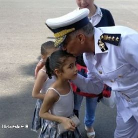 Un policier embrasse la t�te d'une enfant