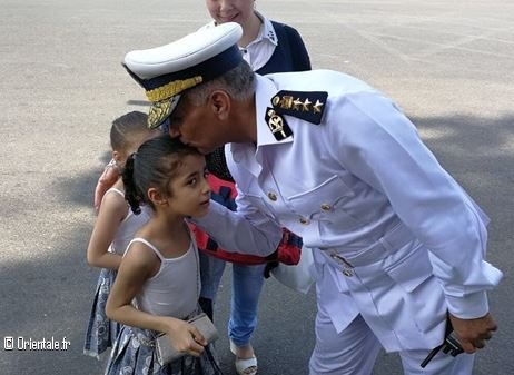 Un policier embrasse la tte d'une enfant