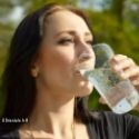 Femme turque buvant de l'eau