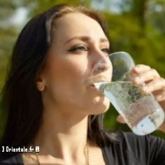 Femme turque buvant de l'eau