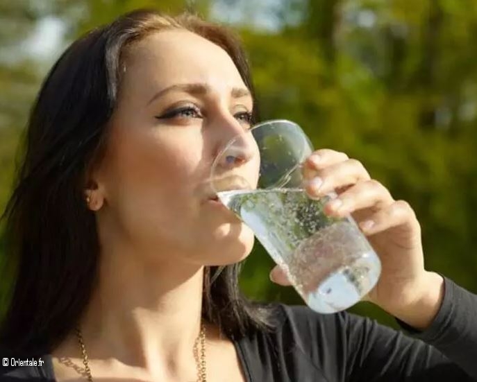 Femme turque buvant de l'eau