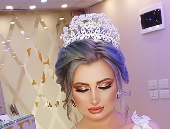 Une mariée syrienne qui a les cheveux teints en gris argenté