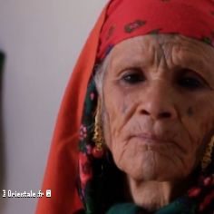 Tunisienne au visage tatou traditionnellement