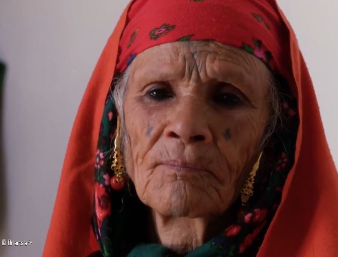 Tunisienne au visage tatoué traditionnellement Tunisienne au visage tatoué traditionnellement