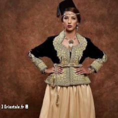 Jeune femme algérienne en tenue traditionnelle algéroise