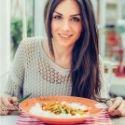 Femme qui mange un plat quilibr