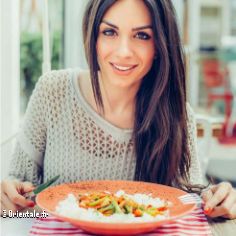 Femme qui mange un plat quilibr