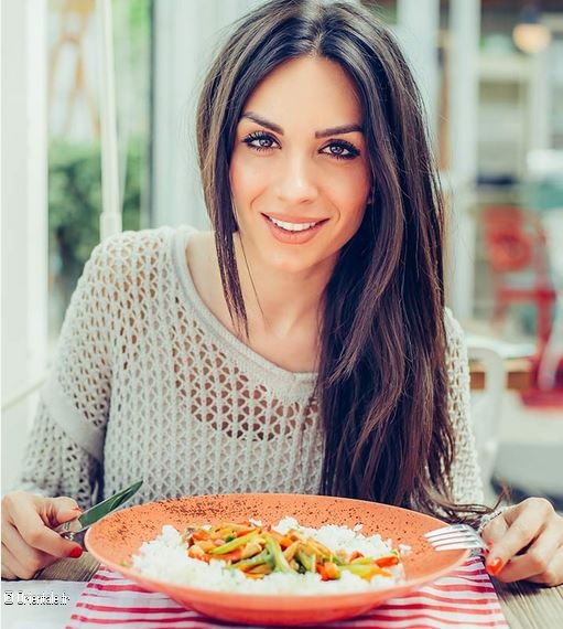 Femme qui mange un plat équilibré Femme qui mange un plat équilibré