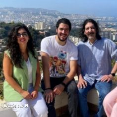 Tarek Alarabi Tourgane (au milieu) avec ses enfants à Alger