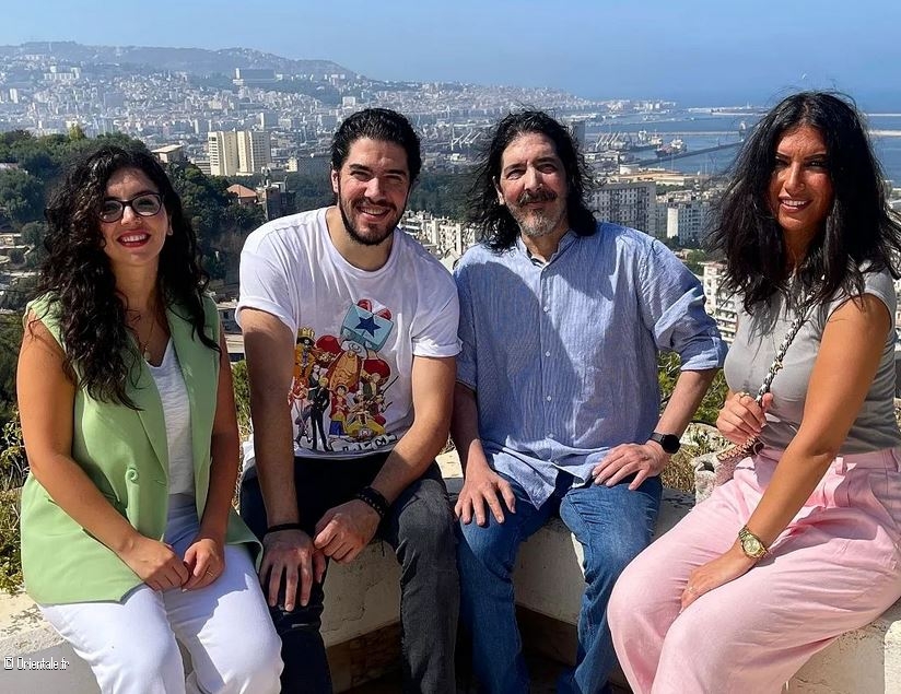 Tarek Alarabi Tourgane (au milieu) avec ses enfants  Alger