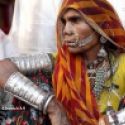 Femme portant des bijoux tribaux d'Inde
