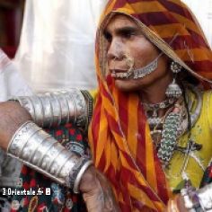 Femme portant des bijoux tribaux d'Inde