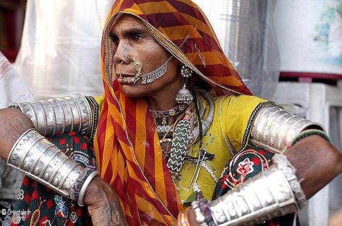 Femme portant des bijoux tribaux d'Inde
