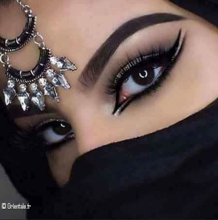 Maquillage des yeux au khôl, femme arabe Maquillage des yeux au khôl, femme arabe
