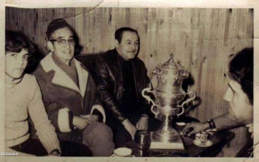 El Hadj El Anka en 1974 dans un café de Bab El Oued fêtant la victoire d'un Club algérois de Football