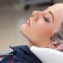 Femme qui se fait shampouiner au salon de coiffure