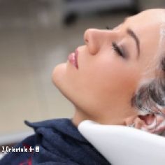 Femme qui se fait shampouiner au salon de coiffure