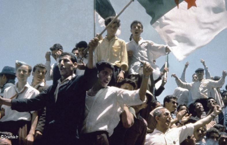 Alger, le 3 juillet 1962, après la proclamation des résultats du référendum, 91,23 % Oui à l'indépendance Alger, le 3 juillet 1962, après la proclamation des résultats du référendum, 91,23 % Oui à l'indépendance