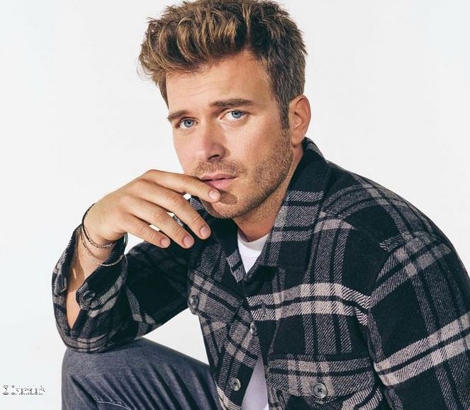 Kivanç Tatlitug, comme un air de James Dean Kivanç Tatlitug, comme un air de James Dean