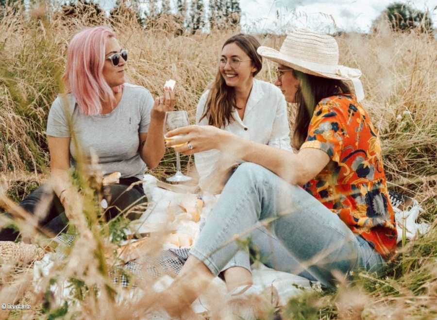 Un groupe de Franaises piquent-niquent