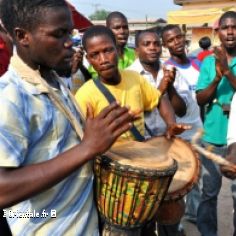 Un groupe de musiciens noirs africains de Tunisie