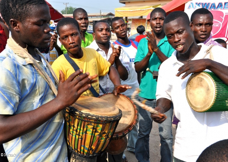 Un groupe de musiciens noirs africains de Tunisie