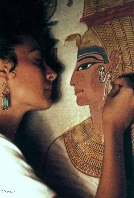 Une restauratrice d'antiquités a pris une photo avec la peinture murale de la reine Néfertari