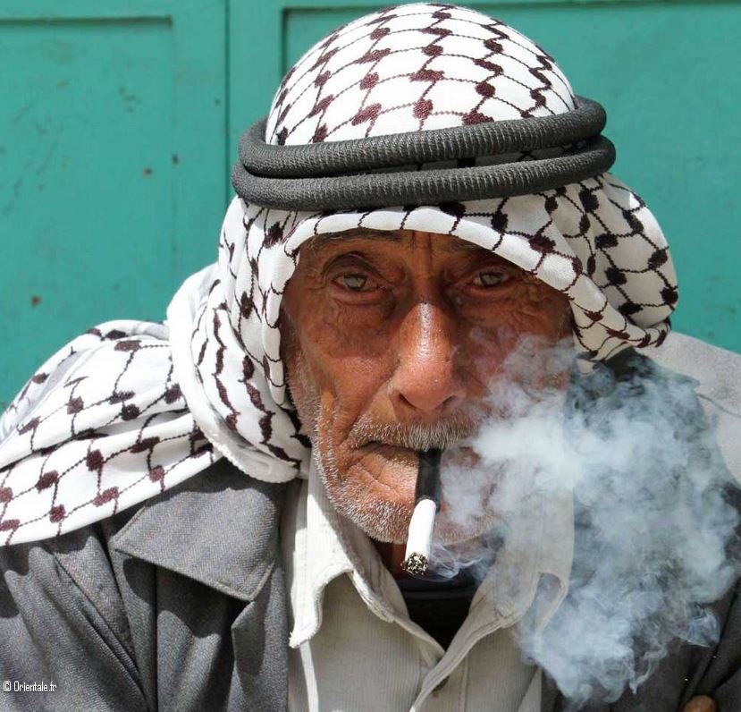 Homme palestinien portant un keffieh