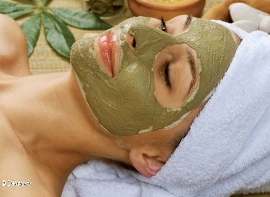 Iranienne portant un masque au henné Iranienne portant un masque au henné