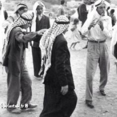 Des hommes palestiniens dansent la dabké en 1948