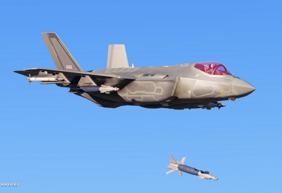 Un F-35B largue une bombe GBU-12