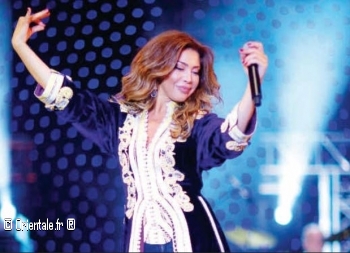 Nawal Al Zogbi en tenue traditionnelle arabe