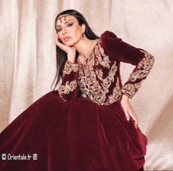 Amel Bouchoucha en tenue traditionnelle