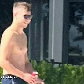 Ya�r Netanyahou au bord de la piscine