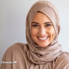 Femme qui porte un hijab
