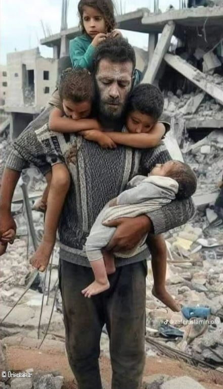 Un pre palestinien dans les dcombres, soulevant 4 de ses enfants