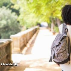 Femme avec une coupe afro