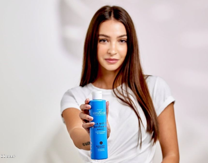 Jeune femme europenne avec des cheveux sains