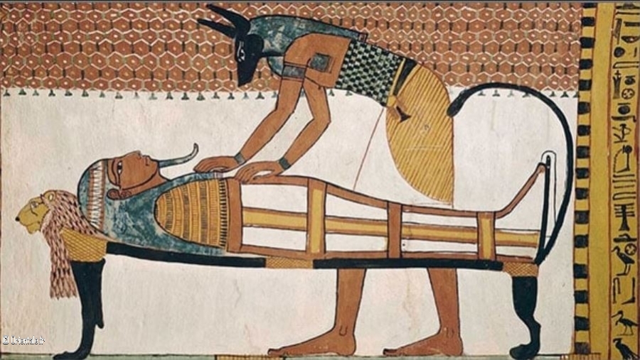 Anubis supervise la momification du mort