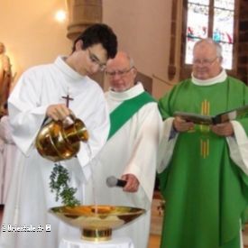 L'eau va �tre vers�e dans la cuve puis b�nite avant l'aspersion du rite p�nitentiel