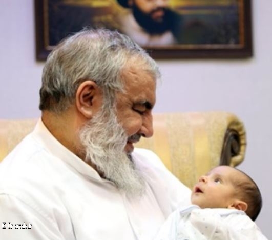 Hassane Nasrallah du Hezbollah avec son petit-fils (Mars 2024) Hassane Nasrallah du Hezbollah avec son petit-fils (Mars 2024)