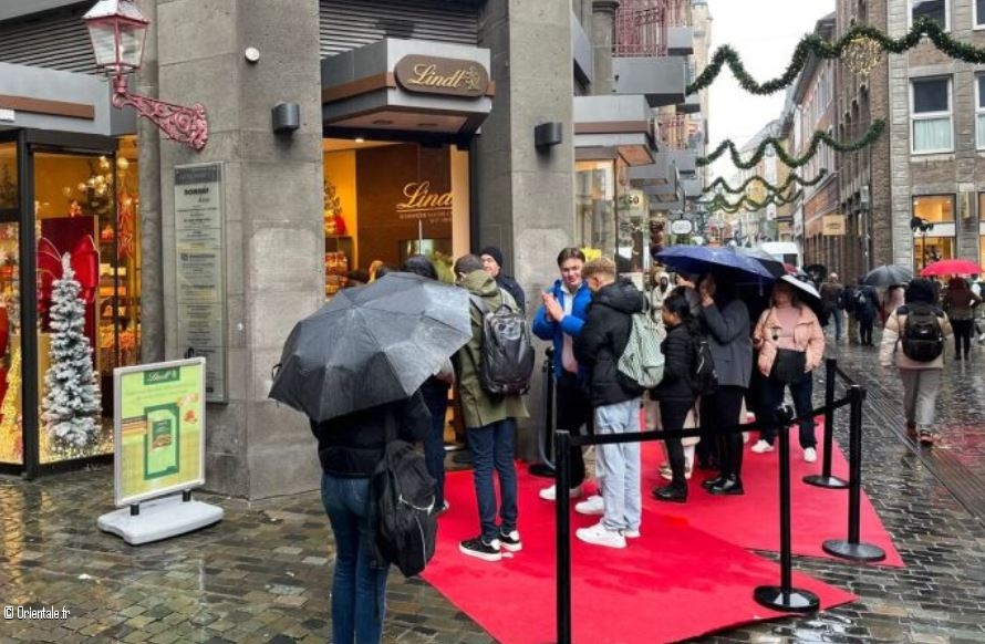 Des clients du magasin Lindt à Aix-la-Chapelle viennent pour goûter le Dubaï Chocolat Des clients du magasin Lindt à Aix-la-Chapelle viennent pour goûter le Dubaï Chocolat