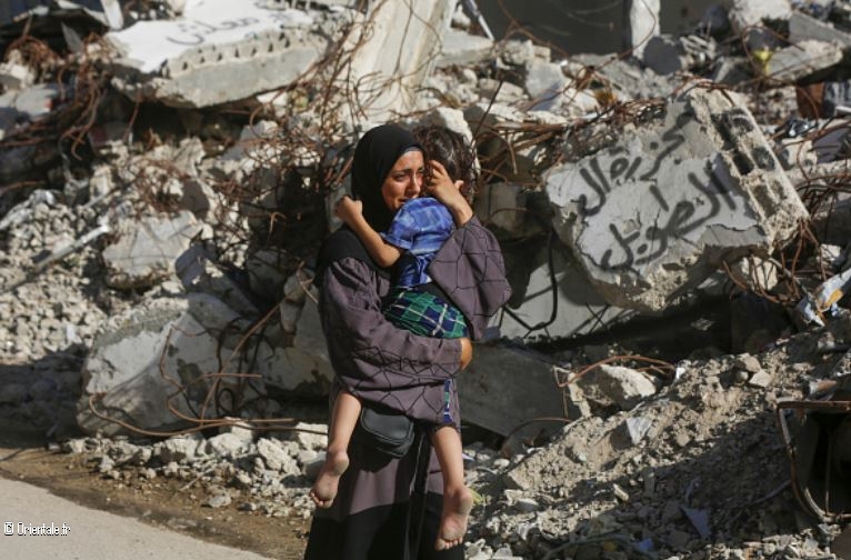 Une Palestinienne tient son enfant dans ses bras après un bombardement (septembre 2024) Une Palestinienne tient son enfant dans ses bras après un bombardement (septembre 2024)