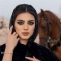 Femme arabe devant des chevaux