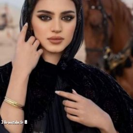 Femme arabe devant des chevaux