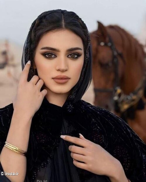 Femme arabe devant des chevaux