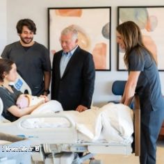 La princesse Iman tient son bb dans les bras, entoure de son mari et de ses parents