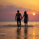 Amoureux face au coucher de soleil romantique