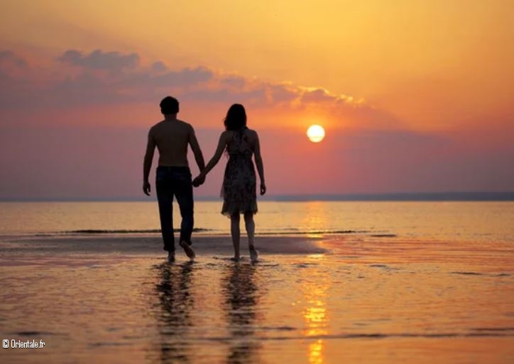 Amoureux face au coucher de soleil romantique Amoureux face au coucher de soleil romantique